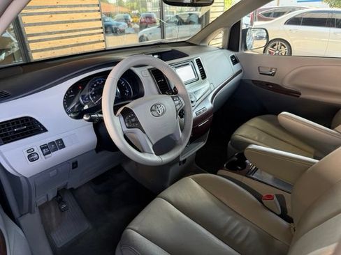 Used 2014 Toyota Sienna XLE FWD image 10