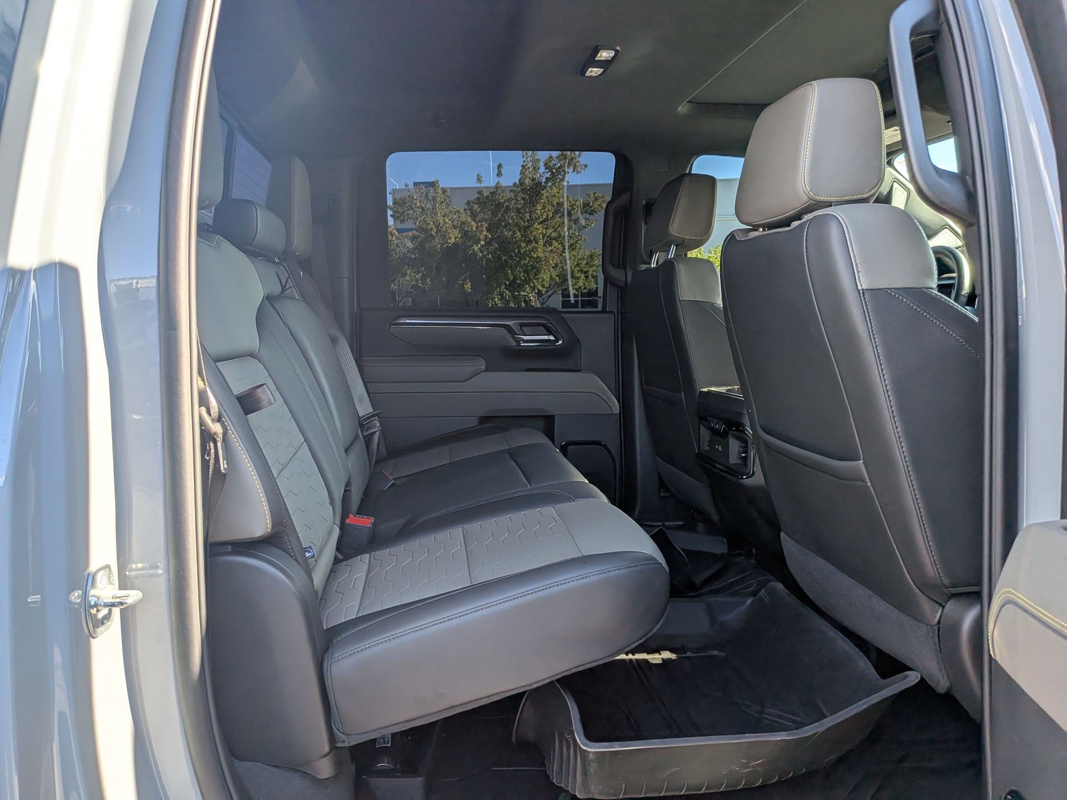 Used 2025 Chevrolet Silverado 2500 ZR2 w/ Technology Package AWD/4WD image 27