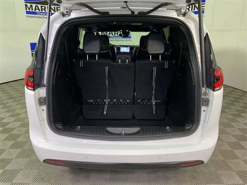 Used 2025 Chrysler Pacifica Limited image 32