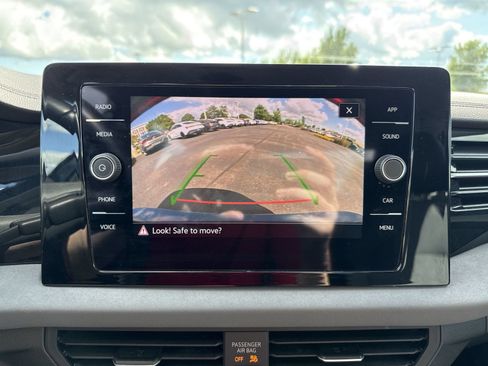 Used 2025 Volkswagen Jetta SE FWD image 18