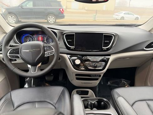 Used 2024 Chrysler Pacifica Touring-L FWD image 31
