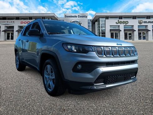 Used 2022 Jeep Compass Latitude image 2