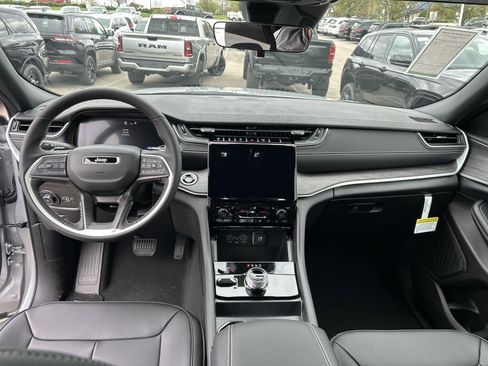 New 2025 Jeep Grand Cherokee L Limited w/ Black Appearance Package image 15