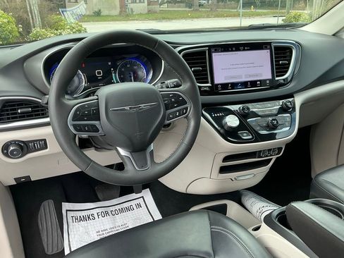 Used 2023 Chrysler Pacifica Touring-L image 24