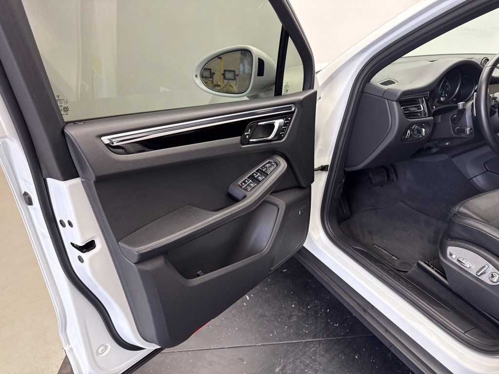 Certified 2024 Porsche Macan AWD/4WD image 4