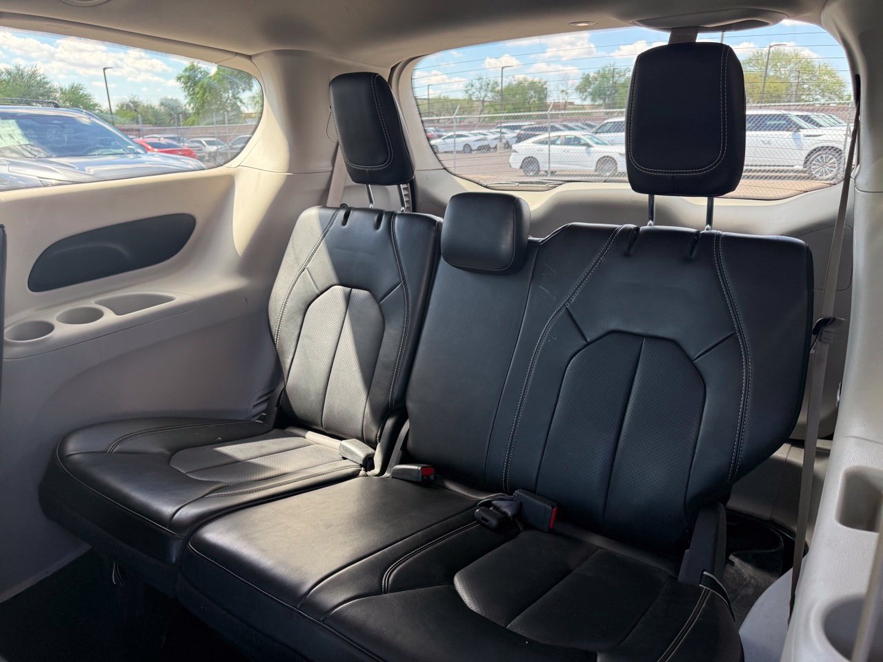 Used 2023 Chrysler Pacifica Touring-L FWD image 9