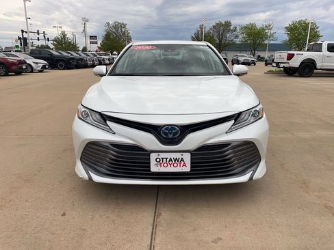 Used 2020 Toyota Camry XLE FWD image 3