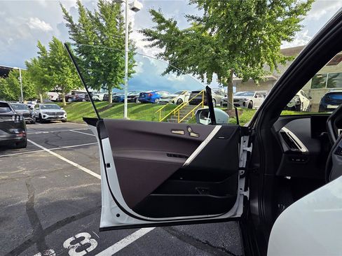 Used 2023 BMW iX xDrive50 w/ Premium Package AWD/4WD image 12