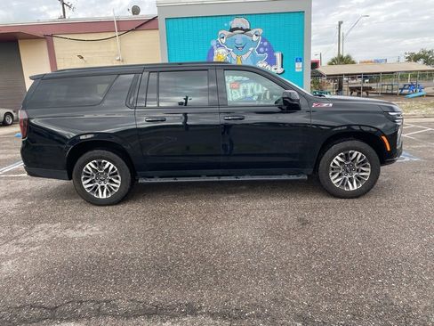 Used 2025 Chevrolet Suburban Z71 image 2
