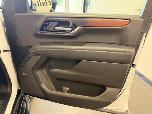 Used 2025 GMC Yukon XL Denali AWD/4WD image 35