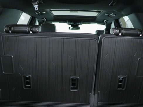 Used 2023 GMC Yukon SLT w/ SLT Luxury Package RWD image 34