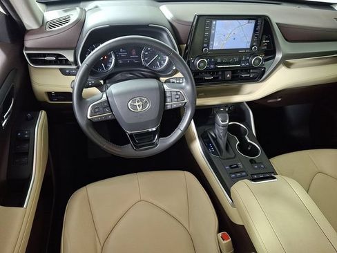 Used 2020 Toyota Highlander XLE AWD/4WD image 2