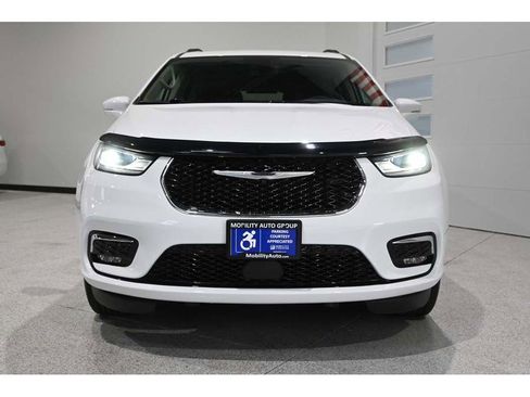 Used 2022 Chrysler Pacifica Touring-L FWD image 4