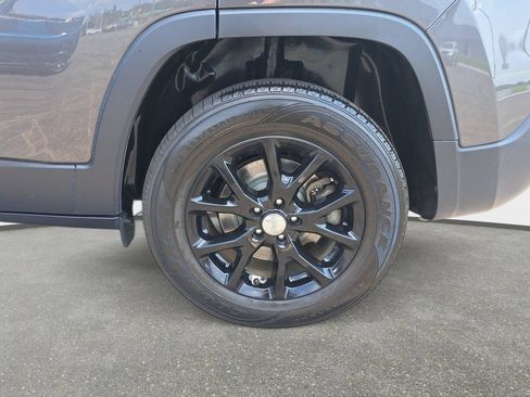 Used 2018 Jeep Cherokee Latitude Plus w/ Cold Weather Group AWD/4WD image 30