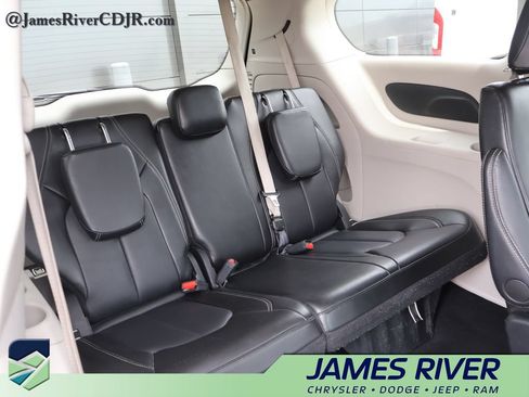 Used 2024 Chrysler Pacifica Touring-L FWD image 11