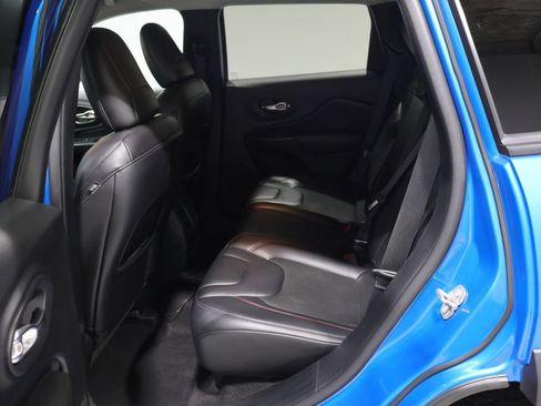 Used 2020 Jeep Cherokee Trailhawk w/ Comfort & Convenience Group AWD/4WD image 18