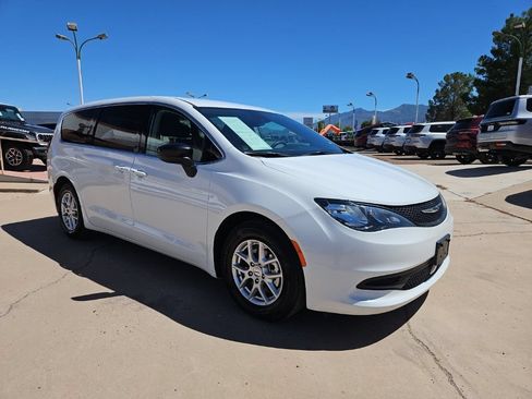 Used 2024 Chrysler Voyager LX FWD image 4