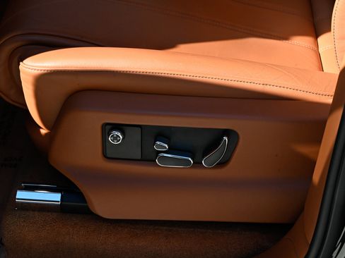 Used 2019 Bentley Bentayga AWD/4WD image 18