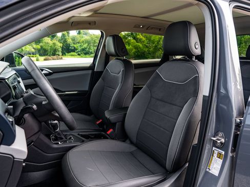 Used 2023 Volkswagen Taos SE w/ Panoramic Sunroof Package FWD image 19