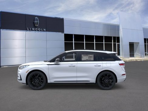 New 2026 Lincoln Corsair Reserve FWD image 3