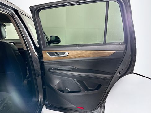 Used 2025 Volkswagen Atlas SE image 31