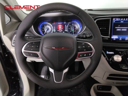 Used 2023 Chrysler Pacifica Touring-L FWD image 13