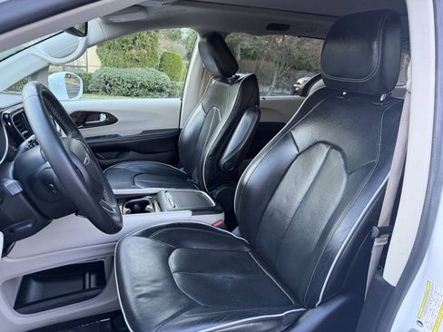 Used 2022 Chrysler Pacifica Limited FWD image 12