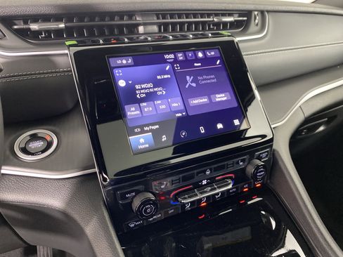 New 2025 Jeep Grand Cherokee Altitude image 28