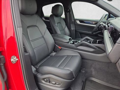 Used 2025 Porsche Cayenne Coupe image 21