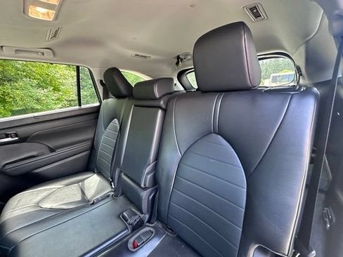 Used 2023 Toyota Highlander XLE AWD/4WD image 11