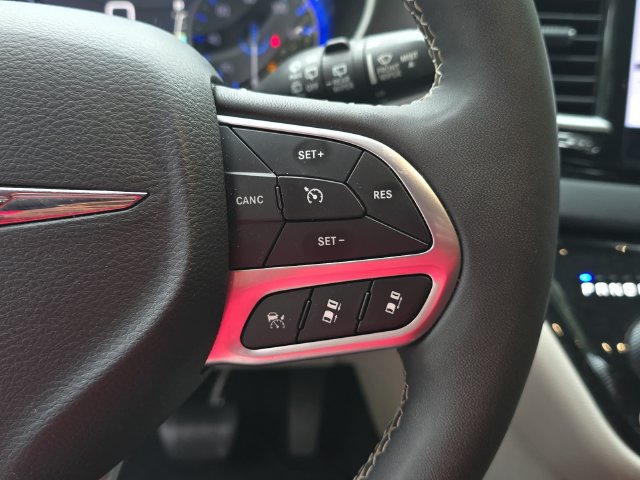 Used 2024 Chrysler Pacifica Touring-L FWD image 16