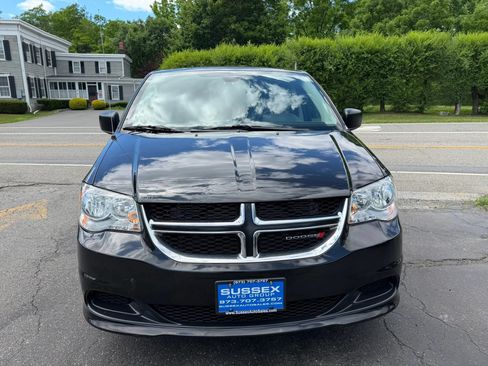 Used 2019 Dodge Grand Caravan SE FWD image 2
