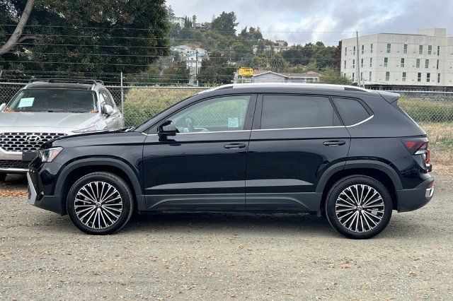 Used 2025 Volkswagen Taos SE FWD image 9