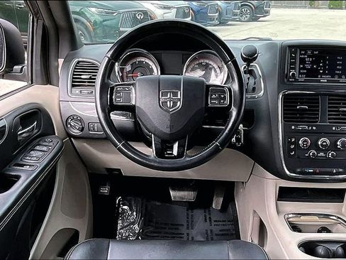 Used 2019 Dodge Grand Caravan SXT FWD image 17