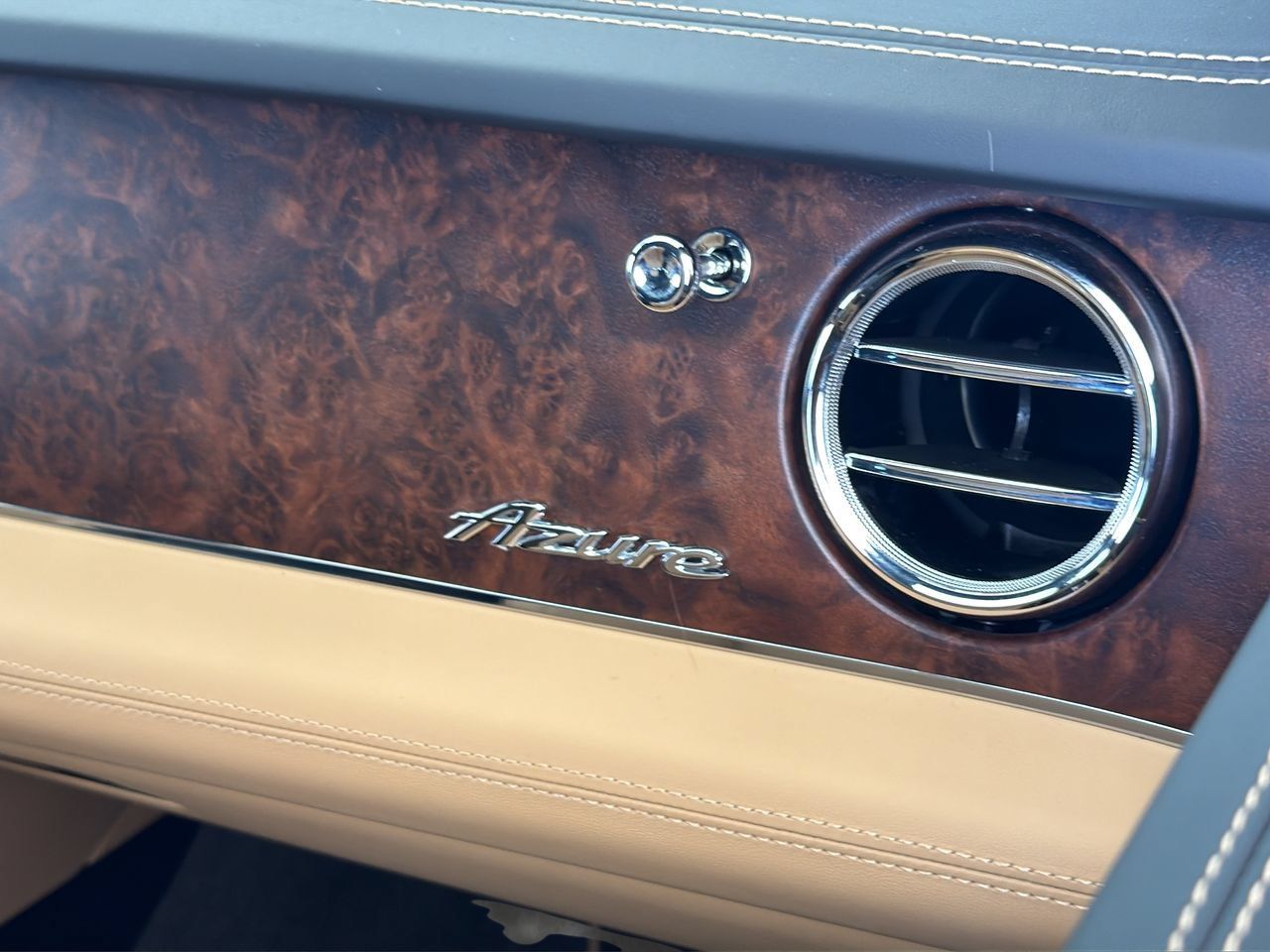 Used 2025 Bentley Bentayga AWD/4WD image 29