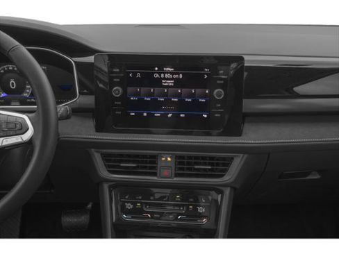 Used 2025 Volkswagen Taos SE AWD/4WD image 9