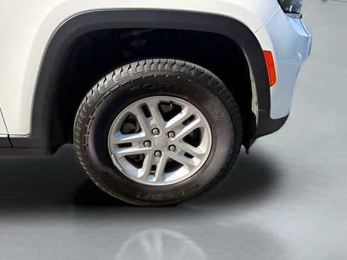 Used 2023 Jeep Grand Cherokee Laredo AWD/4WD image 28