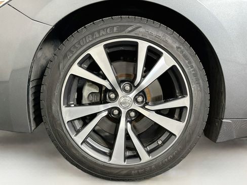 Used 2016 Nissan Maxima Platinum w/ Interior Lighting Package FWD image 11