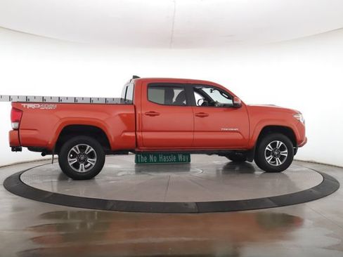 Used 2017 Toyota Tacoma SR5 AWD/4WD image 6
