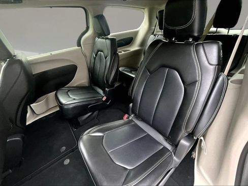 Used 2024 Chrysler Pacifica Touring-L FWD image 18