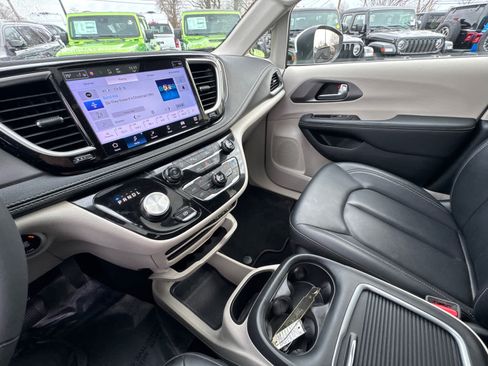 Used 2023 Chrysler Pacifica Touring-L image 26