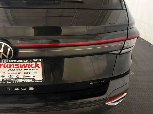 Certified 2025 Volkswagen Taos SE w/ Panoramic Sunroof Package image 17