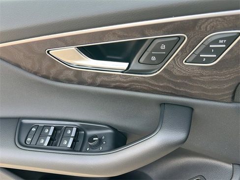 Used 2022 Audi Q8 Premium Plus w/ Premium Plus Package image 24