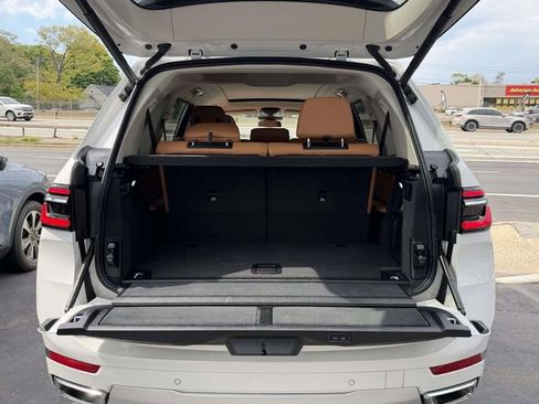 Used 2024 BMW X7 xDrive40i w/ Parking Assistance Package AWD/4WD image 8
