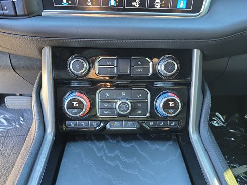 Used 2021 GMC Yukon Denali w/ Denali Premium Package image 29