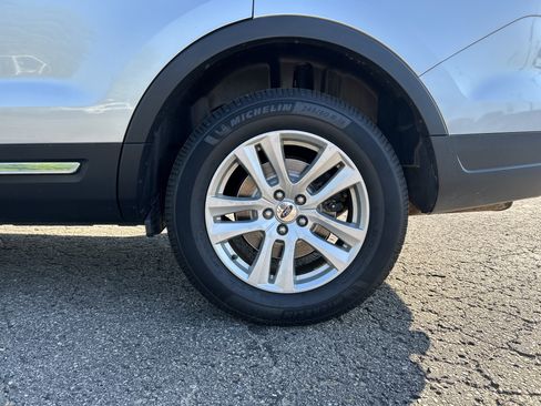 Used 2018 Ford Explorer XLT w/ Equipment Group 202A AWD/4WD image 22