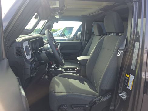 Used 2025 Jeep Wrangler Unlimited Sahara w/ Safety Group AWD/4WD image 9