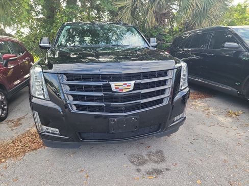 Used 2020 Cadillac Escalade Premium Luxury w/ Escalade Sport Edition image 2