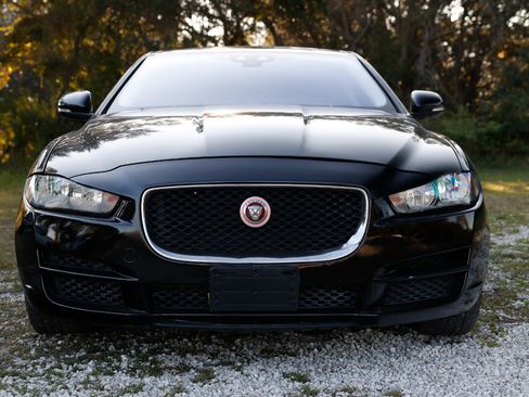 Used 2019 Jaguar XE image 17