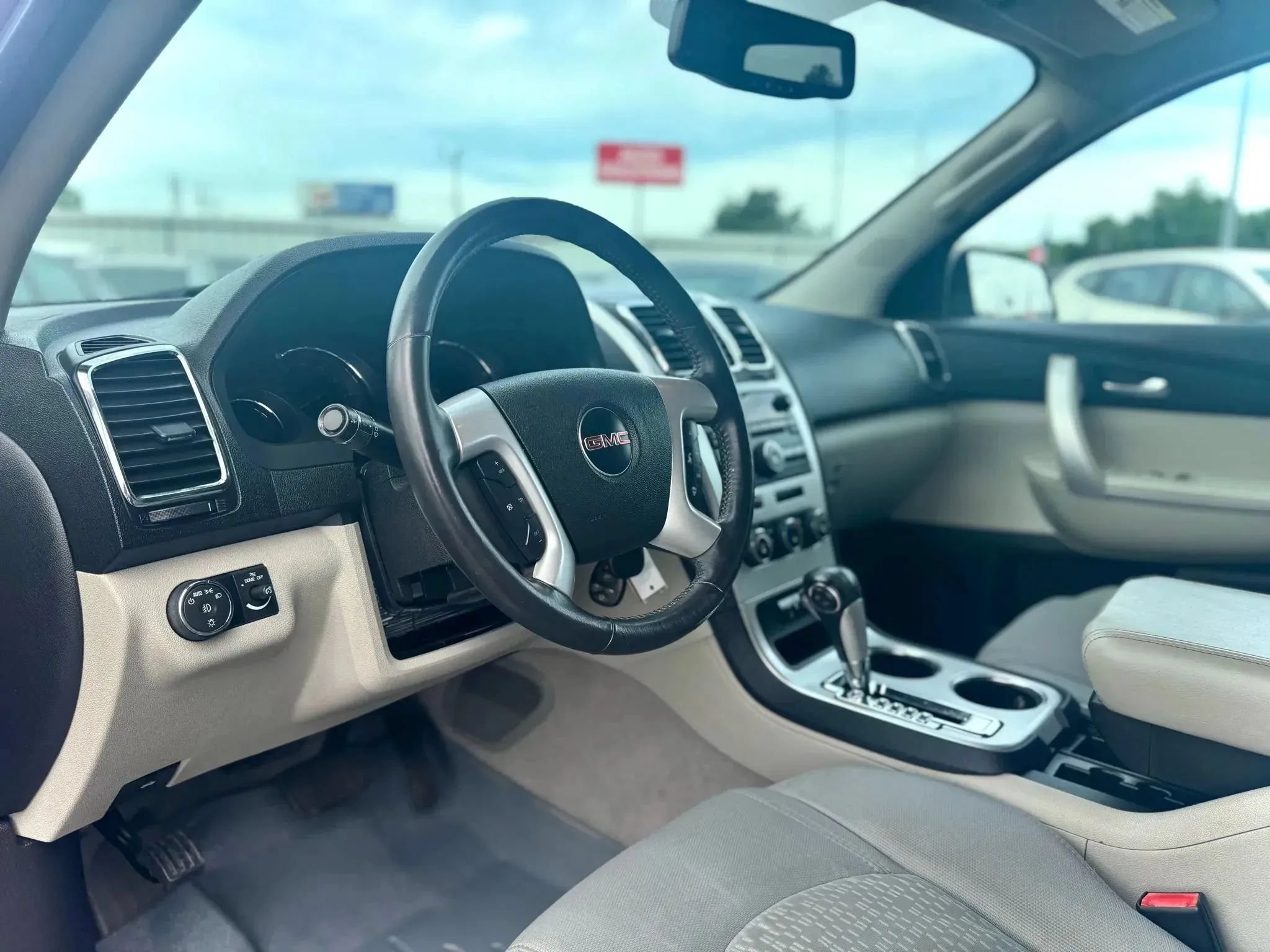 Used 2011 GMC Acadia SLE FWD image 10